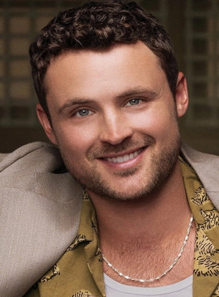 Dylan Efron (Presentador)