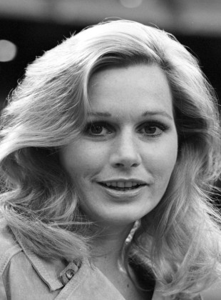 Sally Kellerman (Presentadora)