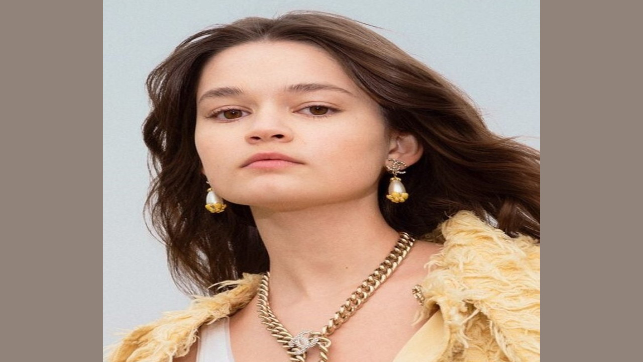 Ciara Bravo (Presentadora)