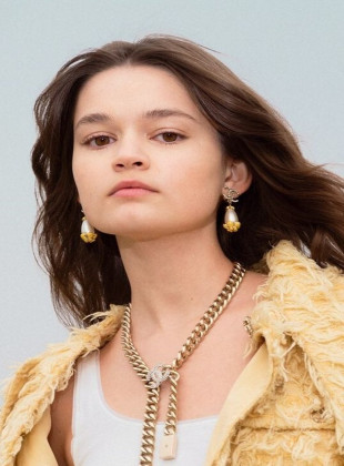 Ciara Bravo (Presentadora)