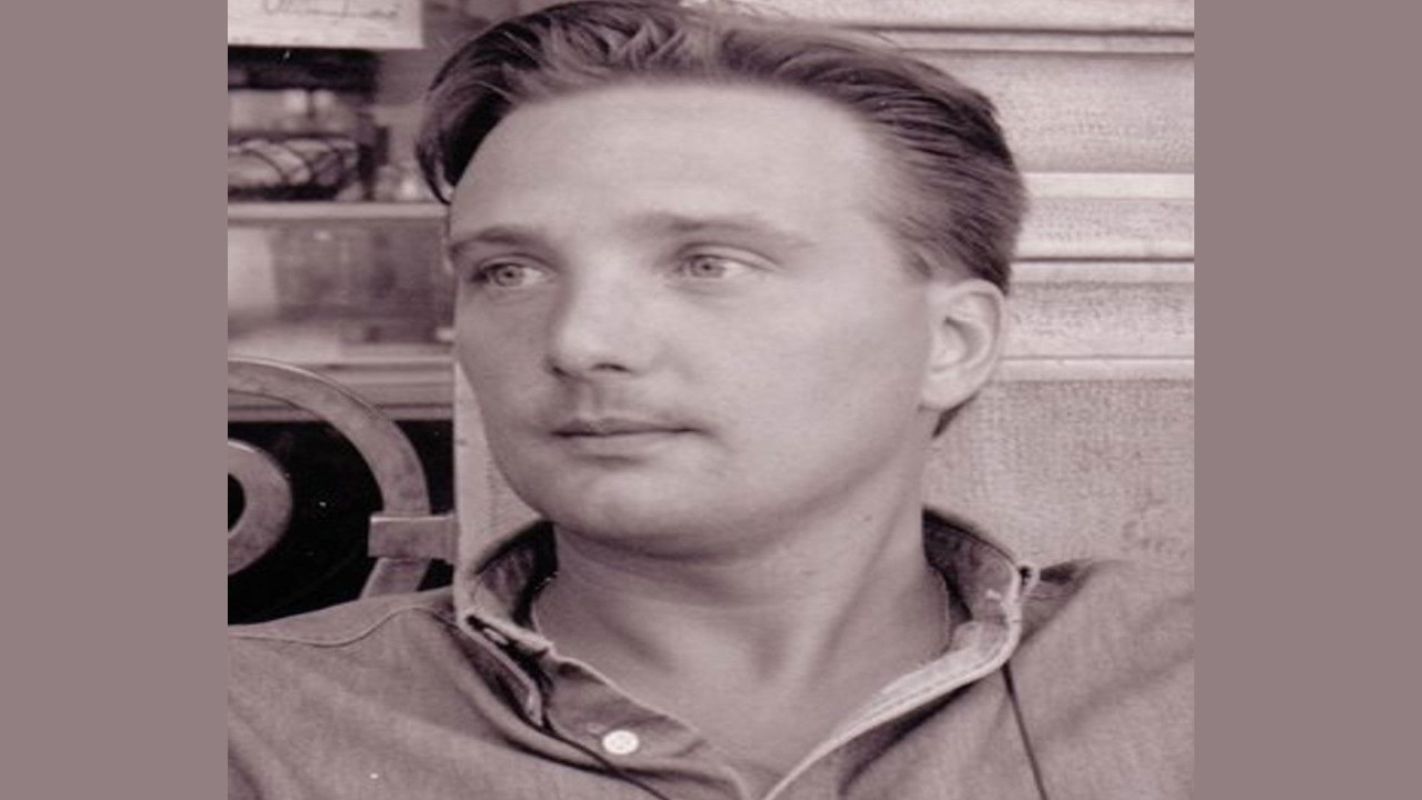 Derek Lyons (Presentador)