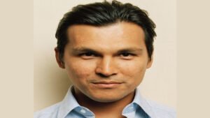 Adam Beach (Presentador)