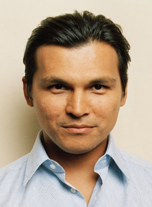 Adam Beach (Presentador)