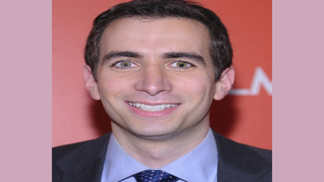 Andrew Ross Sorkin (Presentador)
