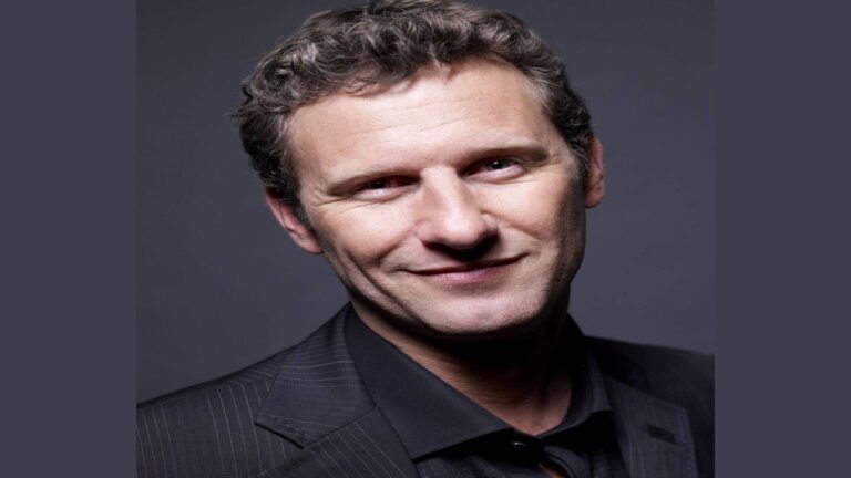 Adam Hills (Presentador)