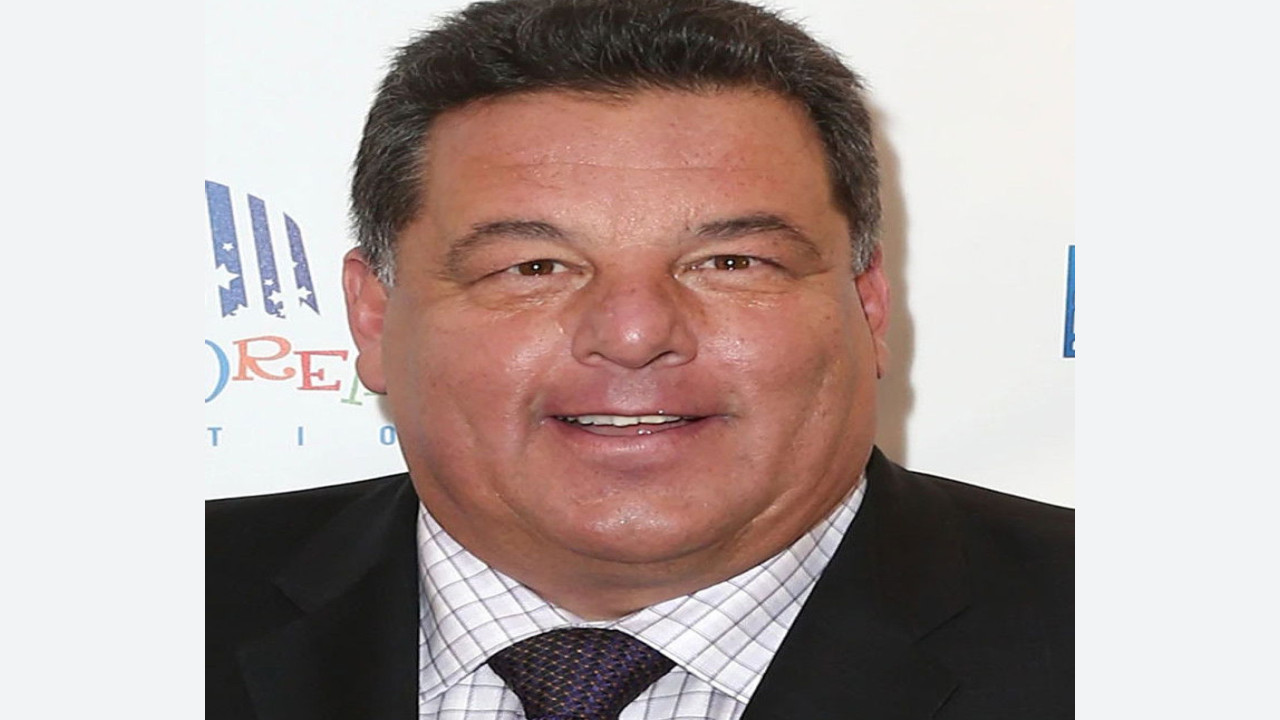 Steve Schirripa (Presentador)