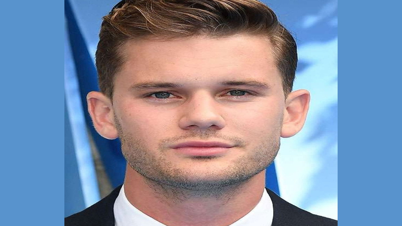 Jeremy Irvine (Actor)