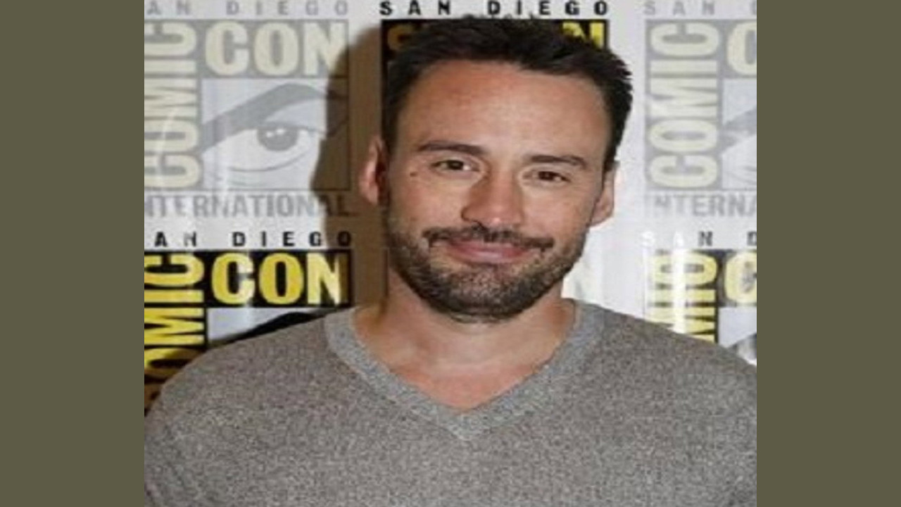Patrick Macmanus (Guionista)