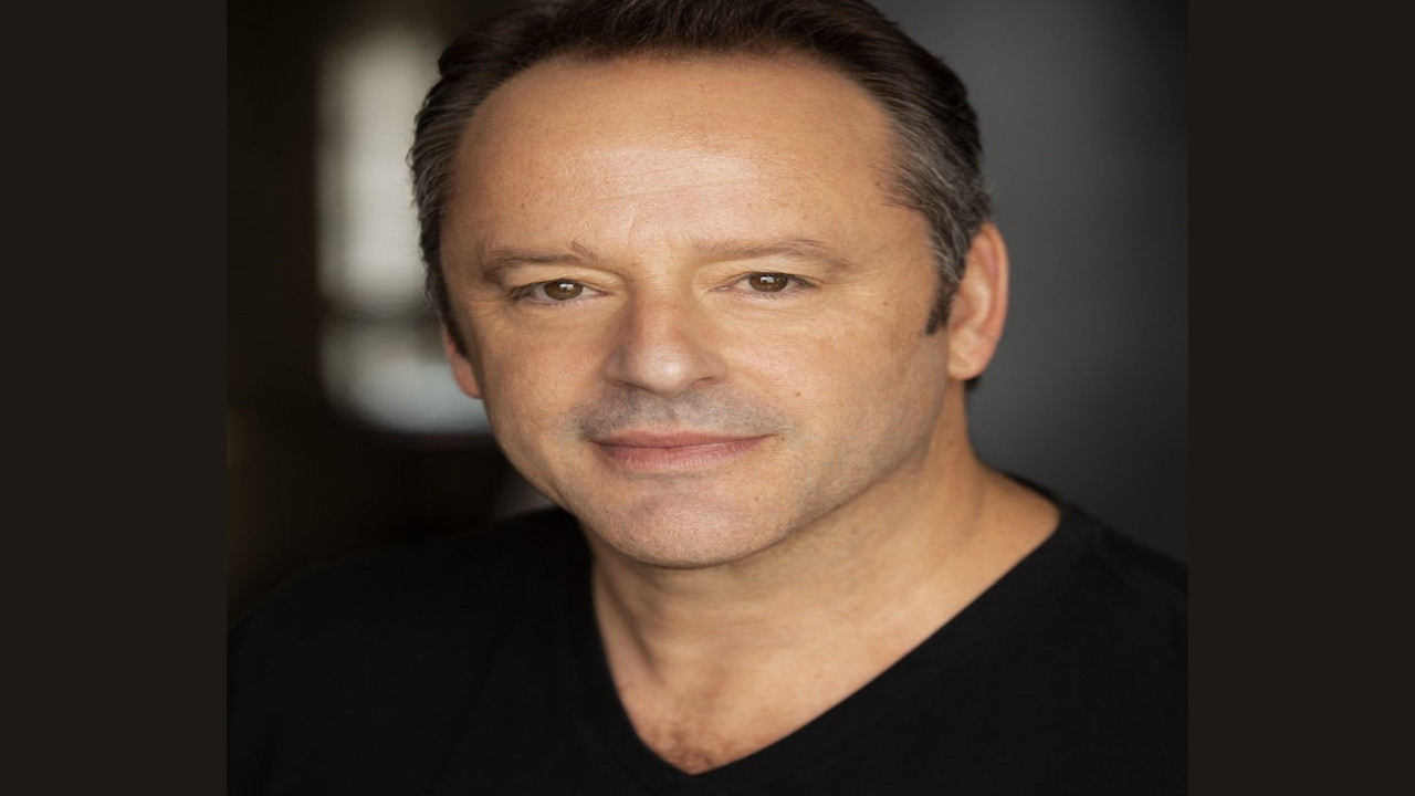 Gil Bellows (Presentador)