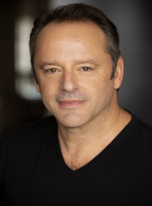 Gil Bellows (Presentador)