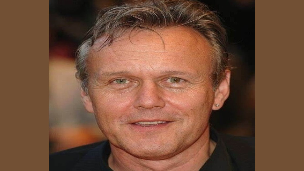 Anthony Stewart Head (Presentador)