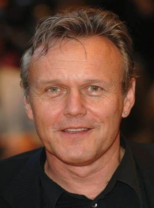 Anthony Stewart Head (Presentador)