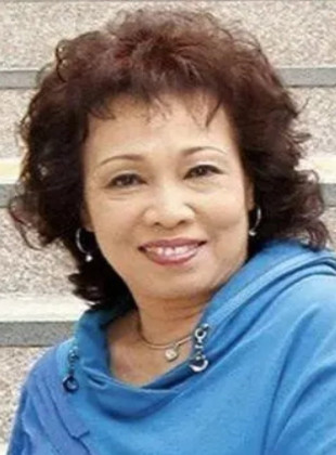 Hui Si-Man (Presentadora)
