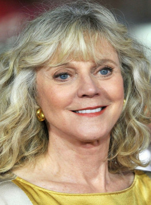 Blythe Danner (Presentadora)