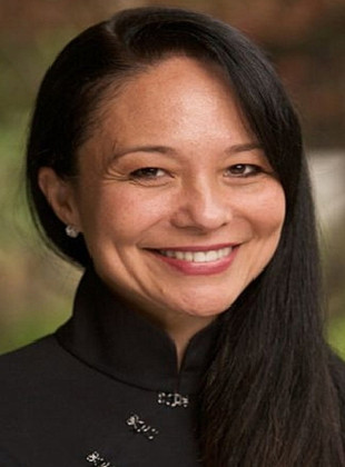 Elizabeth Lindsey (Presentadora)