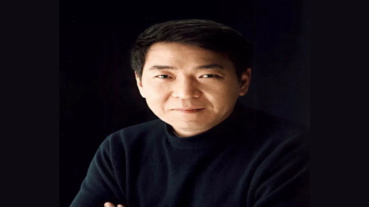 Zheng Xiaolong | Presentador Chino con trayectoria en Drama, Crimen y Cine Familiar