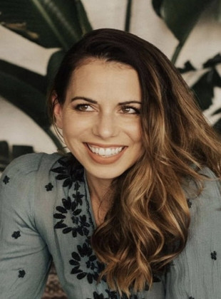 Laura Bailey (Presentadora)
