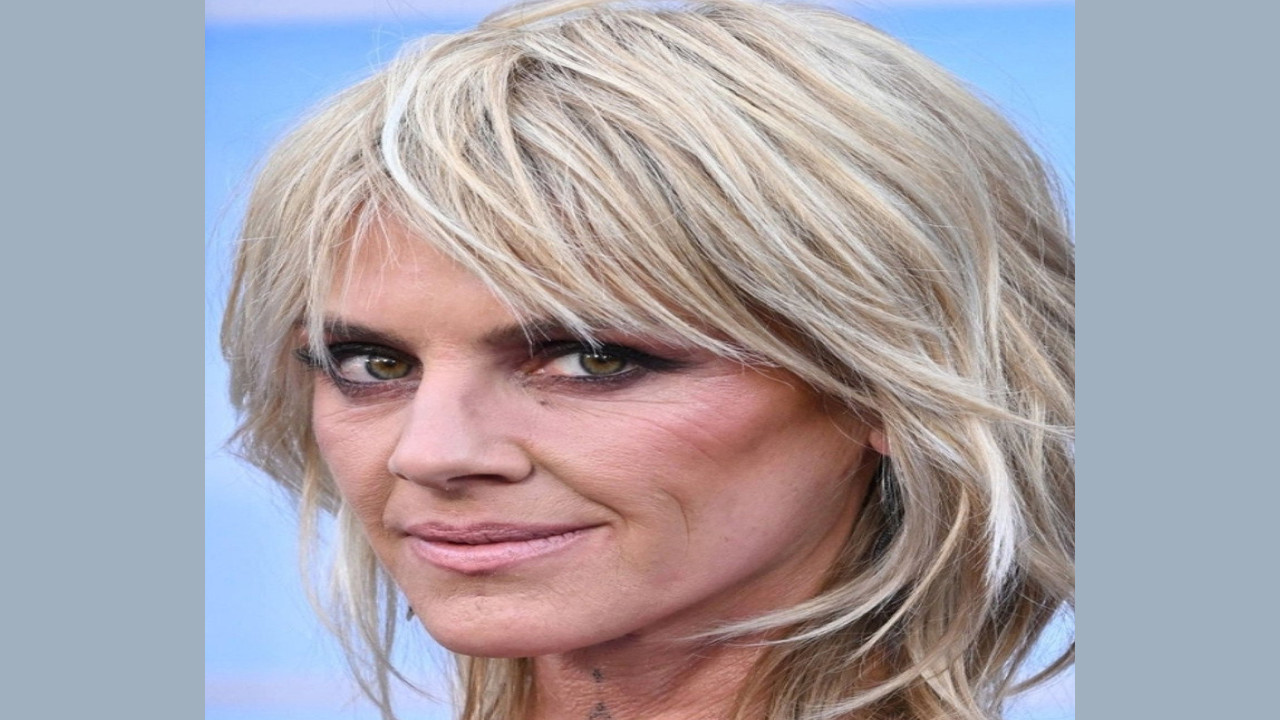 Eliza Coupe (Presentadora)