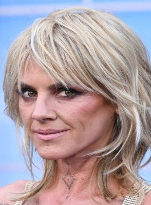 Eliza Coupe (Presentadora)