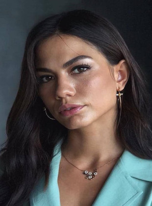 Demet Özdemir (Presentadora)