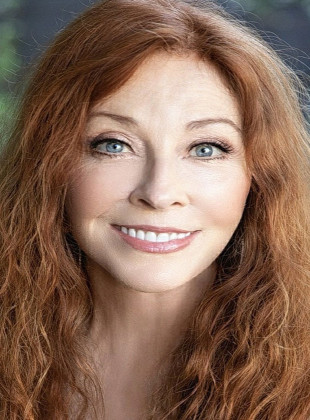 Cassandra Peterson (Presentadora)