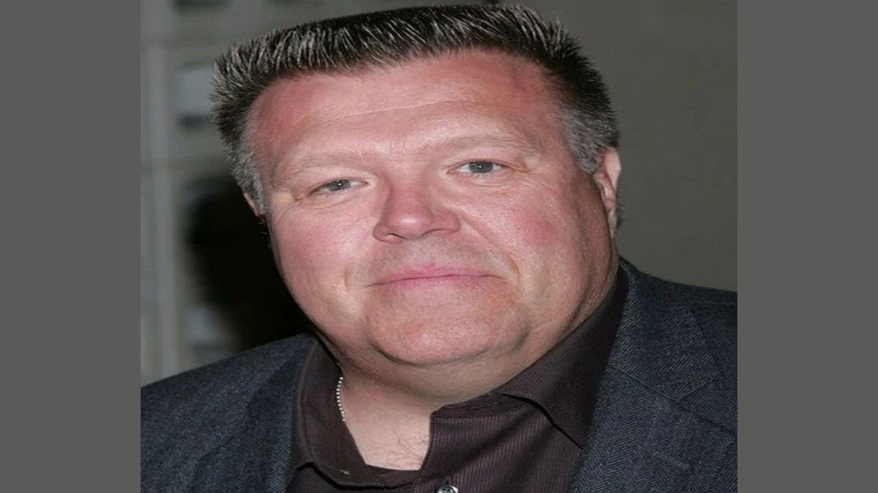 Joel McKinnon Miller (Presentador)