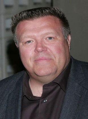 Joel McKinnon Miller (Presentador)