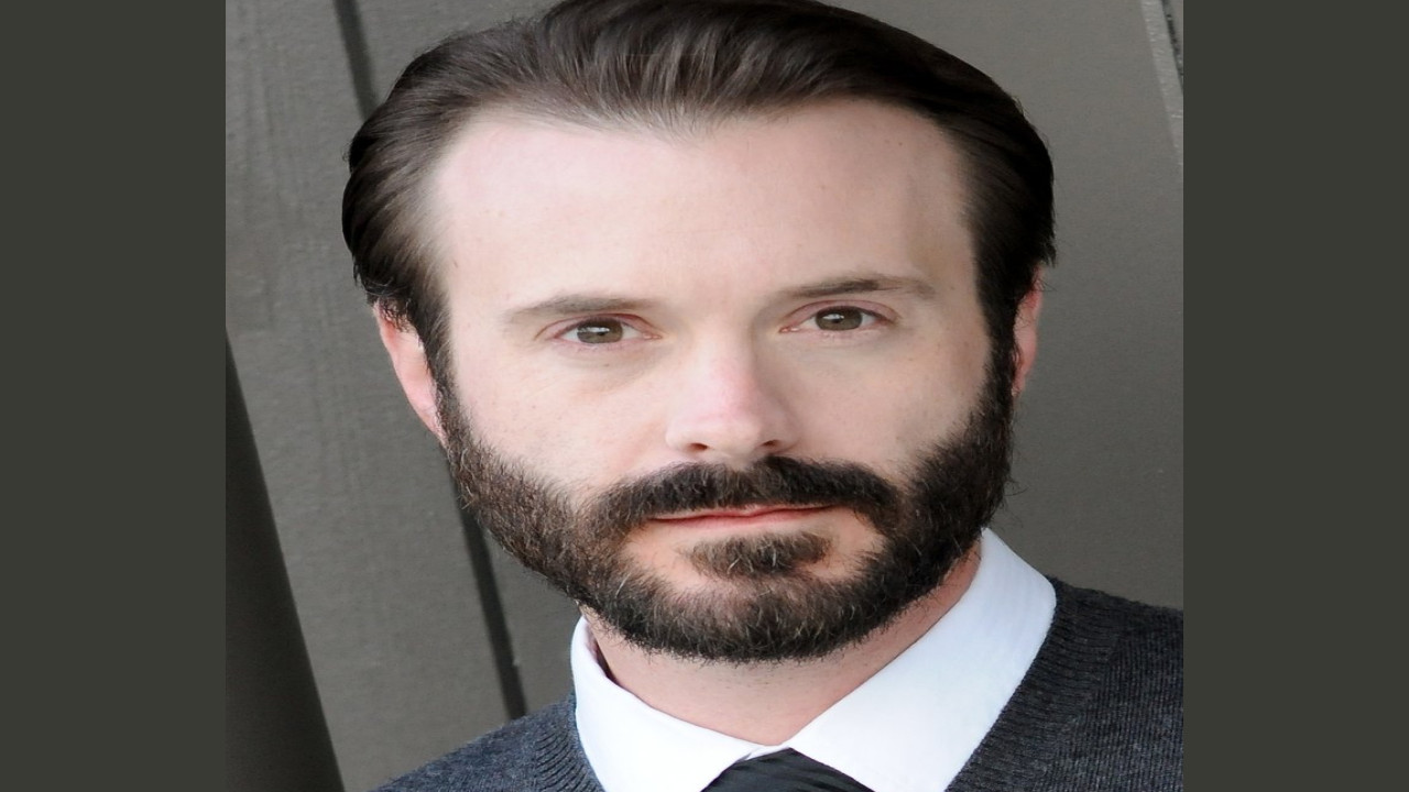 Joe Knezevich (Presentador)