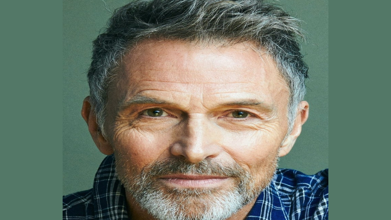 Tim Daly (Presentador)