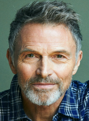 Tim Daly (Presentador)