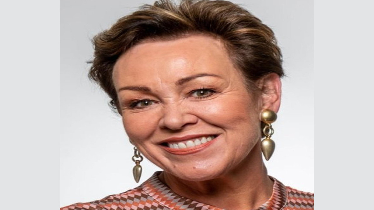 Christa Ackroyd (Presentadora)