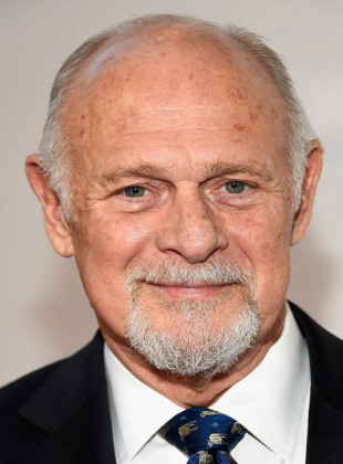 Gerald McRaney (Presentador)