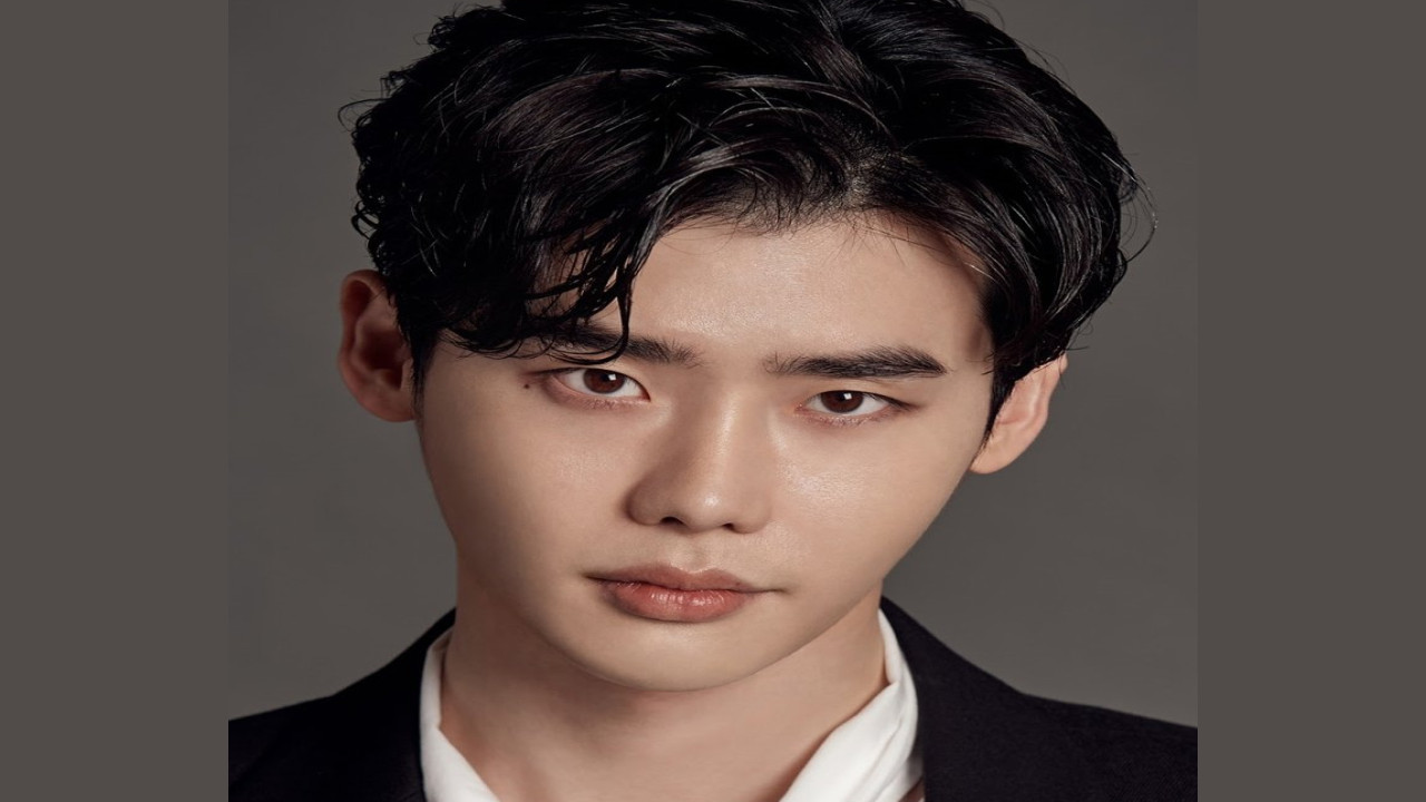 Jong-Suk Lee (Presentador)