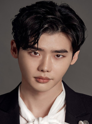 Jong-Suk Lee (Presentador)