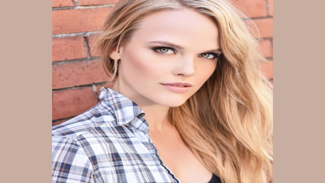 Clare Filipow (Presentadora)