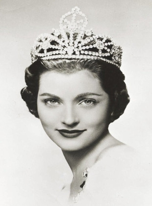 Lee Meriwether (Presentadora)