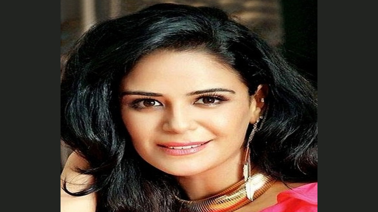 Mona Singh (Presentadora)