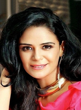 Mona Singh (Presentadora)