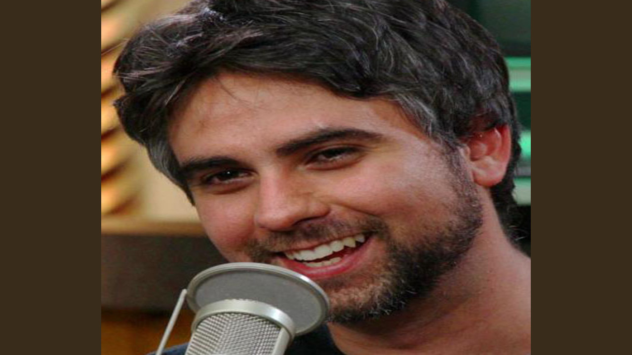 Justin Robert Young (Presentador)