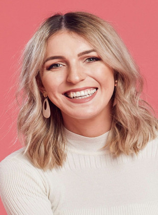 Melanie Bracewell (Presentadora)