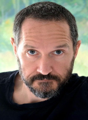 Bertie Carvel (Presentador)