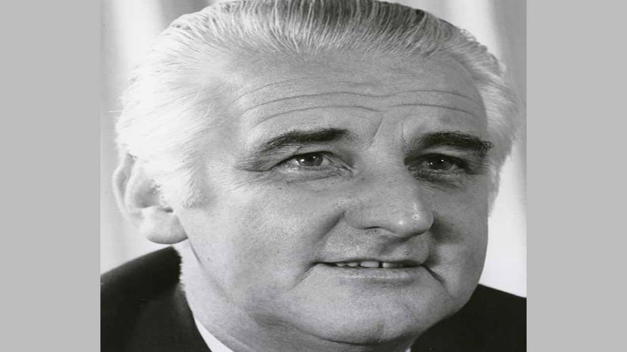 Hector Crawford | Productor Cinematográfico de Australia con gran éxito en proyectos de la Gran y Pequeña Pantalla
